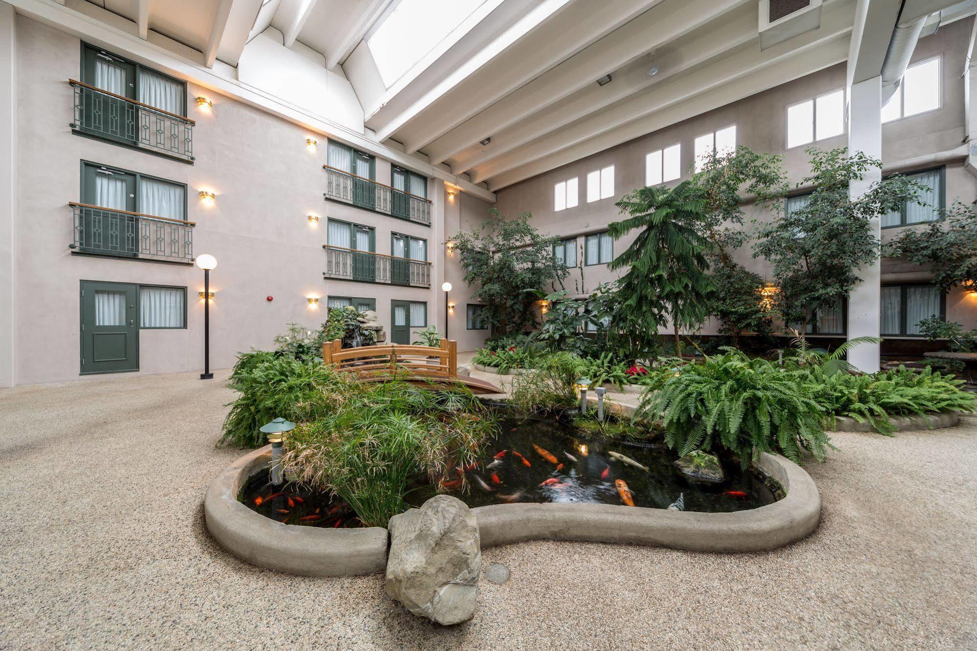 Heritage Inn Hotel & Convention Centre - Brooks Bagian luar foto