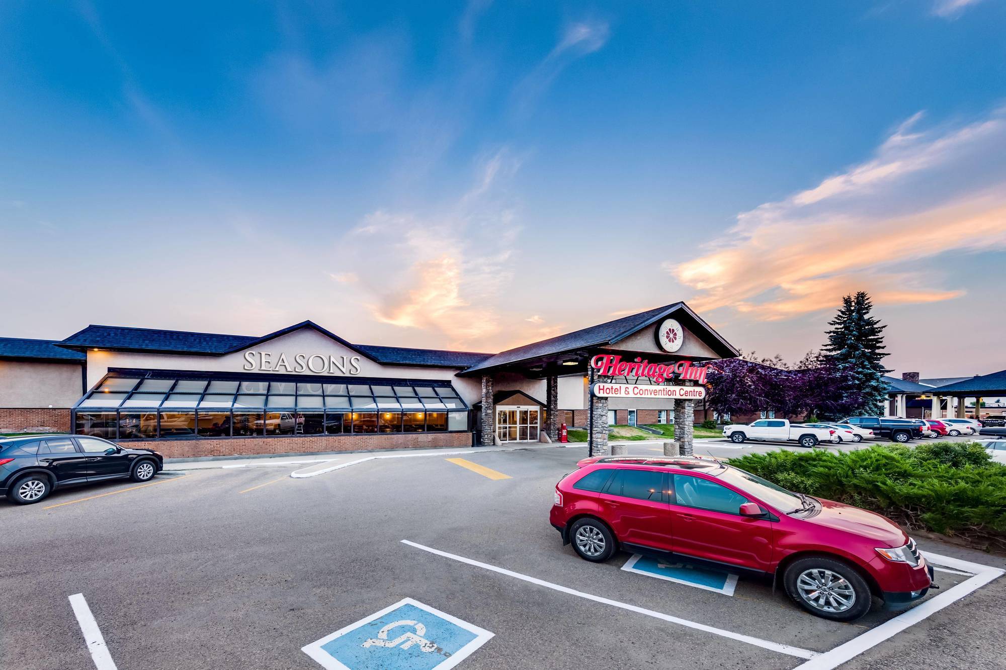 Heritage Inn Hotel & Convention Centre - Brooks Bagian luar foto